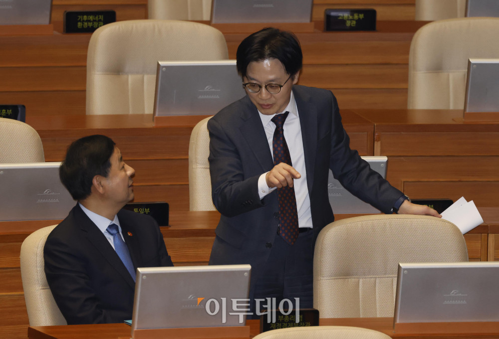 ▲구윤철(왼쪽) 부총리 겸 재정경제부 장관과 김정관 산업통상부 장관이 12일 서울 여의도 국회 본회의에서 대화하고 있다. 고이란 기자 photoeran@