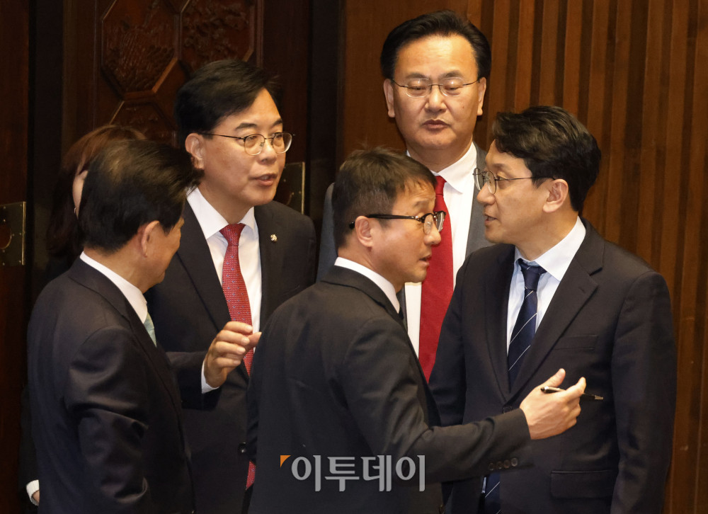 ▲한병도(가운데) 더불어민주당 원내대표와 송언석(왼쪽 두번째) 국민의힘 원내대표가 12일 서울 여의도 국회에서 대화하고 있다. 고이란 기자 photoeran@