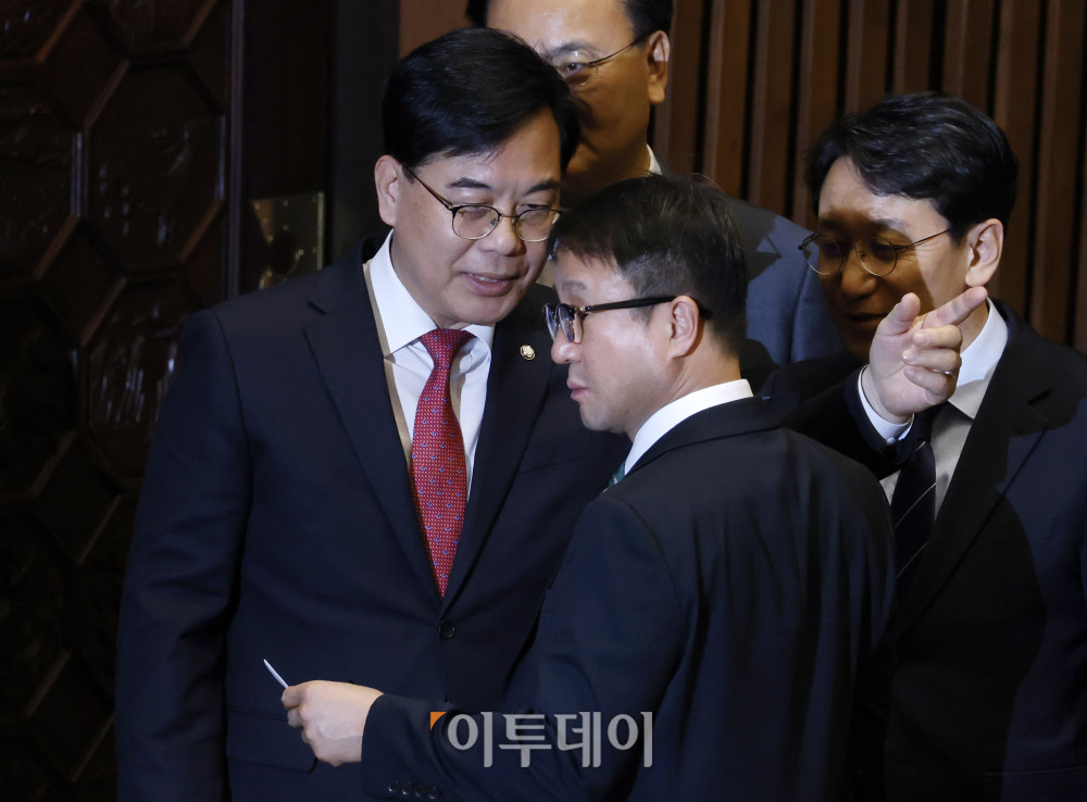 ▲한병도(가운데) 더불어민주당 원내대표와 송언석(왼쪽) 국민의힘 원내대표가 12일 서울 여의도 국회에서 대화하고 있다. 고이란 기자 photoeran@
