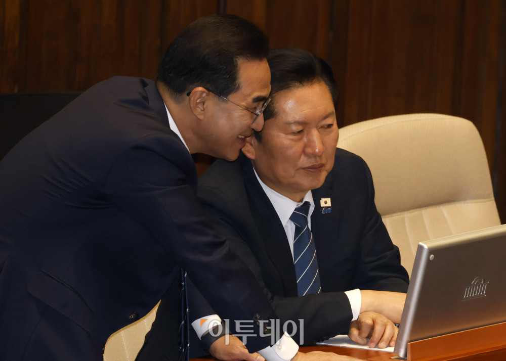 ▲박홍근(왼쪽) 기획예산처 장관 후보자가 12일 서울 여의도 국회 본회의에서 정청래 더불어민주당 대표와 대화하고 있다. 고이란 기자 photoeran@