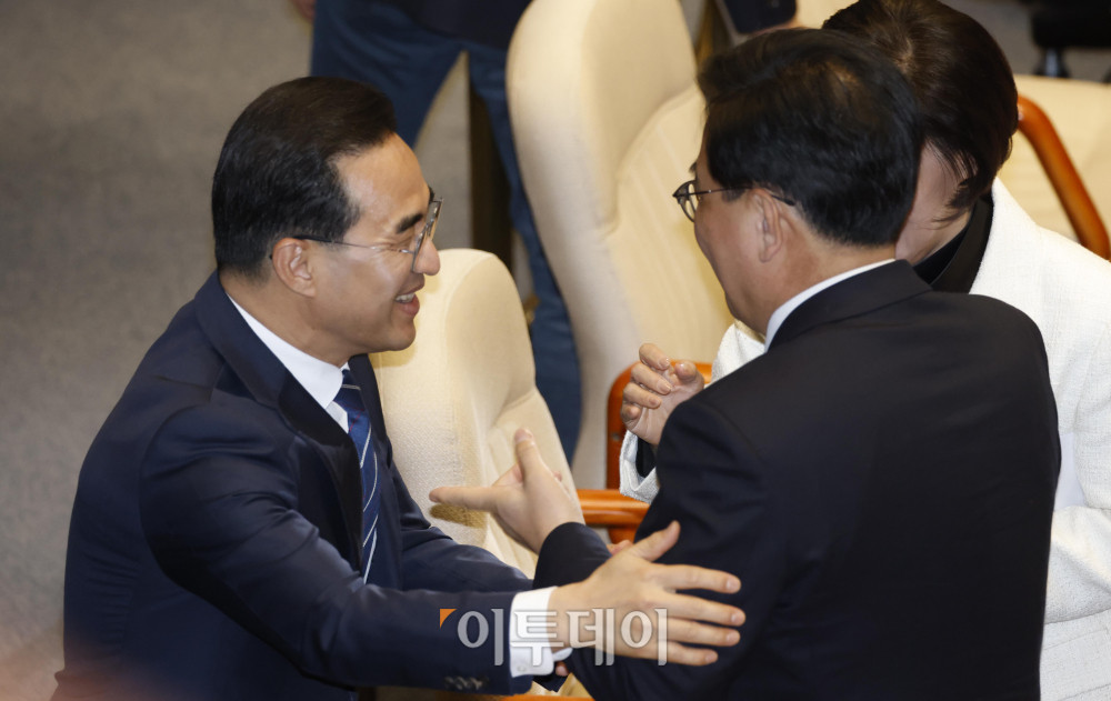 ▲박홍근(왼쪽) 기획예산처 장관 후보자가 12일 서울 여의도 국회 본회의에서 송언석 국민의힘 원내대표와 대화하고 있다. 고이란 기자 photoeran@