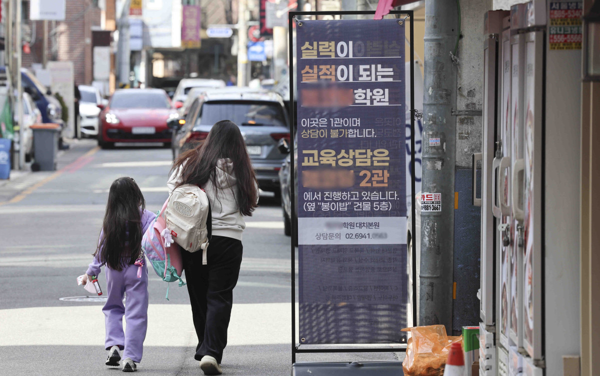 ▲서울 강남구 대치동 학원가에서 한 어린이가 학원으로 등원하고 있다. (뉴시스)