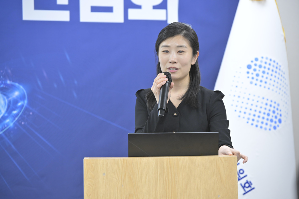 ▲12일 오후 서울스퀘어에서 국가인공지능전략위원회 사회분과 주관으로 개최된 '노동 현장 AI 전환과 일자리의 미래 릴레이 간담회'에서 유재연 사회 분과장이 참석자 소개를 하고 있다. (사진제공=국가AI전략위)