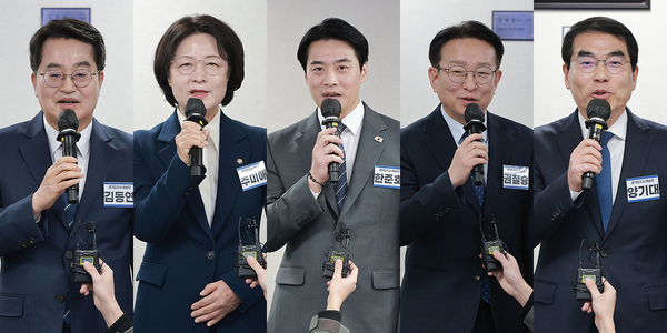 ▲(왼쪽부터) 김동연 경기도지사, 추미애, 한준호, 권칠승 국회의원, 양기대 전 국회의원. (연합뉴스)