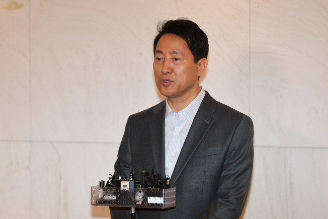 ▲오세훈 서울시장이 12일 서울 중구 더플라자호텔에서 열린 하이서울기업지원 설명회 및 특강을 마친 뒤 취재진 앞에서 발언하고 있다. (연합뉴스)