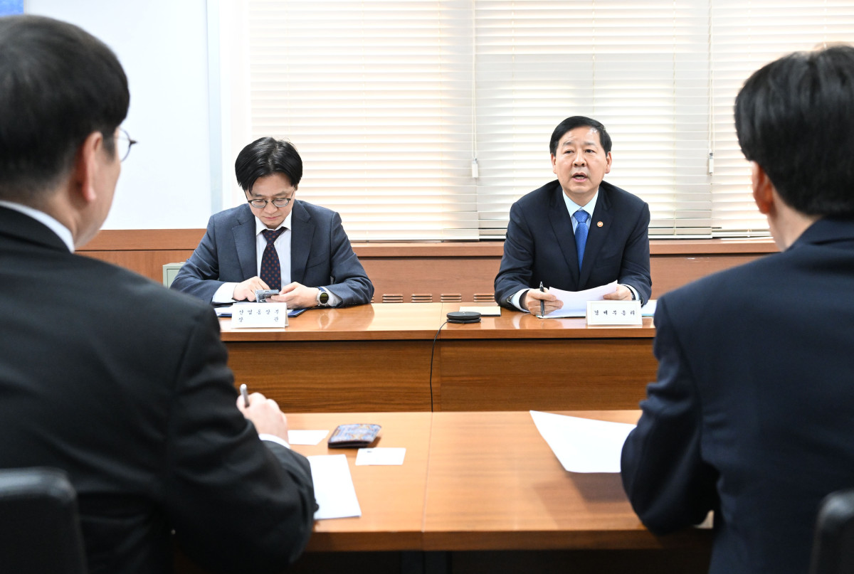 ▲구윤철 부총리 겸 재정경제부 장관이 3월 12일 오후 서울 종로구 정부서울청사에서 열린 '중동상황 관련 민관 합동 비상경제 대응회의'를 주재하고 있다. (재정경제부)