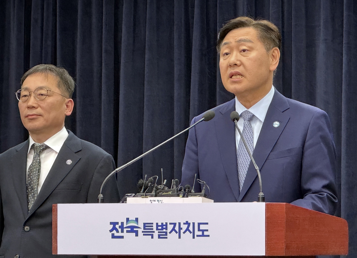▲김관영 전북도지사는  도청에서 기자회견. (사진제공=전북도)