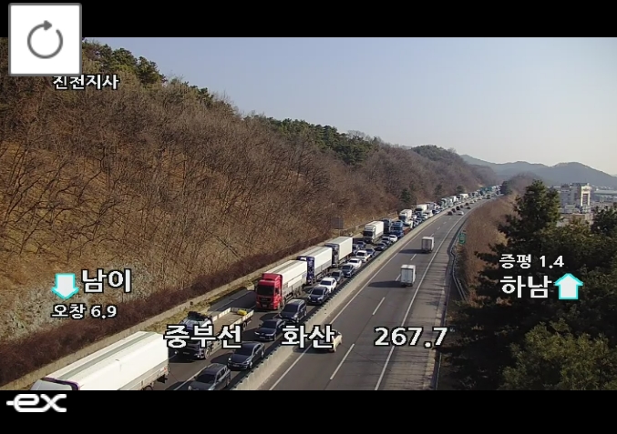 ▲[속보] 중부고속도로 오창휴게소 부근 화물차 사고 발생 1·2차로 통제…오창분기점 등 후미 정체 중 (출처=로드플러스 캡처)