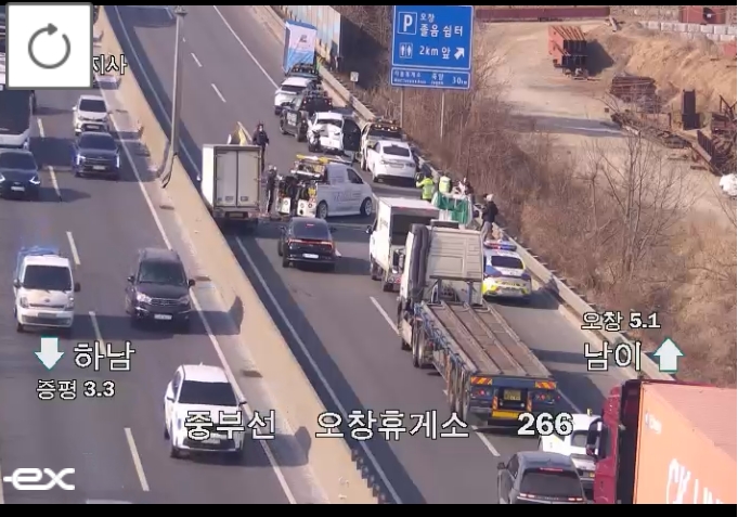 ▲[속보] 중부고속도로 오창휴게소 부근 화물차 사고 발생 1·2차로 통제…오창분기점 등 후미 정체 중 (출처=로드플러스 캡처)