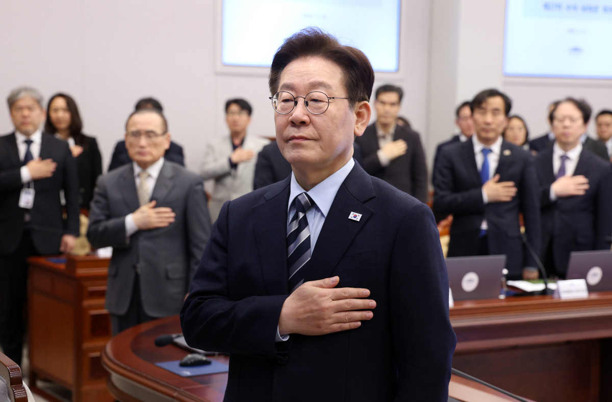 ▲이재명 대통령이 12일 청와대에서 열린 수석보좌관회의에서 국기에 경례하고 있다. (연합뉴스)