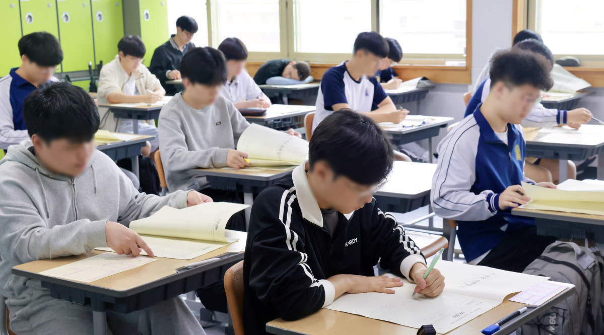 ▲2026학년도 대학수학능력시험을 앞두고 마지막 모의고사인 전국연합학력평가가 실시된 지난해 10월 14일 전북 전주시 전라고등학교에서 3학년 수험생들이 진지한 모습으로 시험을 치르고 있다. (뉴시스)