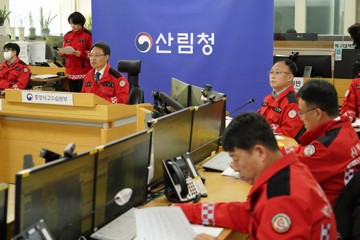 ▲박은식 산림청장이 13일 대형산불 특별대책기간 운영에 앞서 범정부 차원의 관계기관 대책회의를 공동 개최하고, 기관별 대응 태세를 점검하고 있다. (사진제공=산림청)