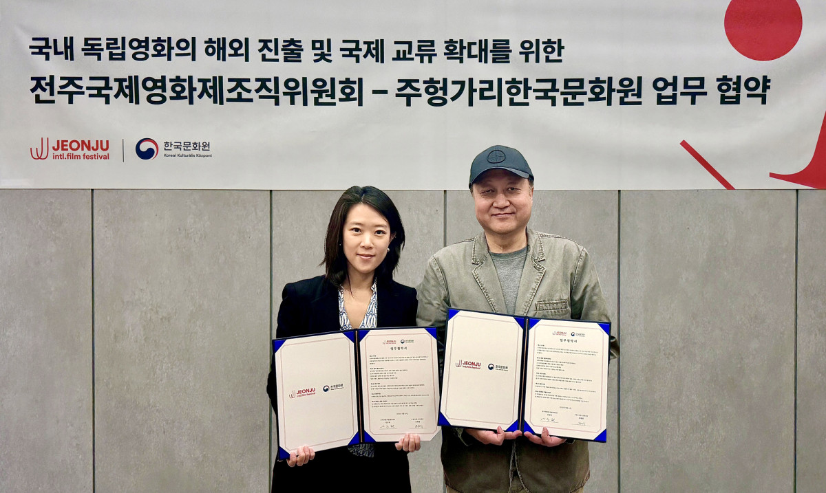▲(왼쪽부터) 유혜령 주헝가리 한국문화원장, 민성욱 집행위원장 (사진제공=전주국제영화제)