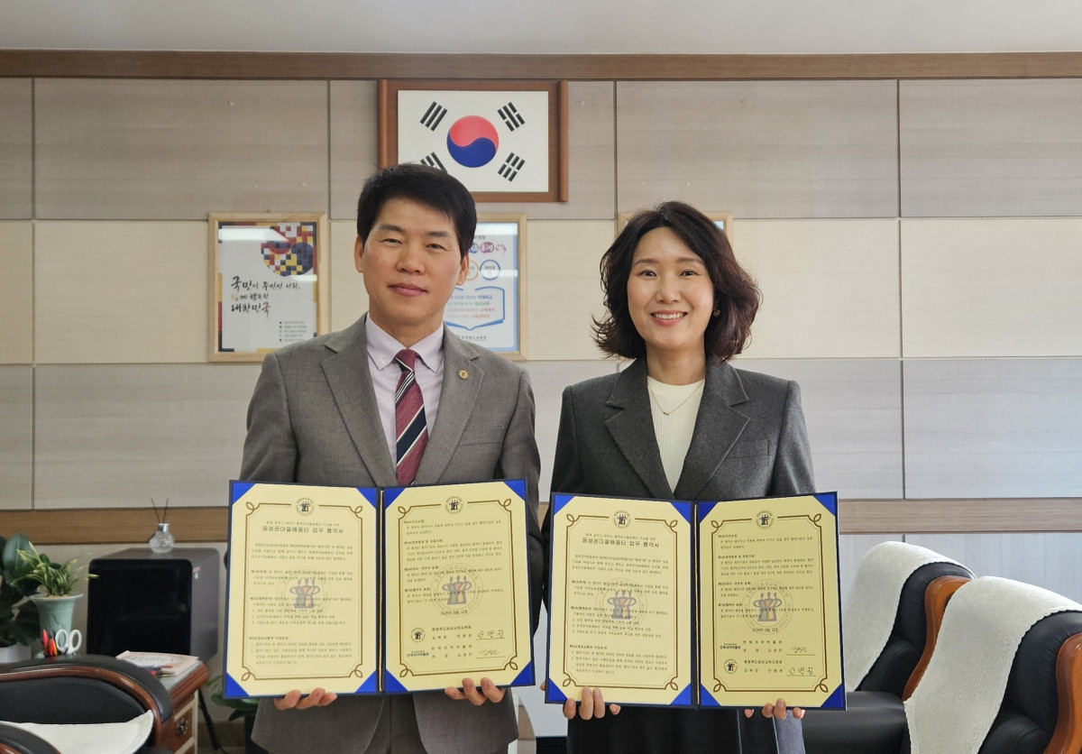 ▲허은희 한독의약박물관 사무국장 겸 한독 상무(오른쪽)와 안병권 충북 음성교육지원청 교육장이 충북 음성교육지원청 교육장실에서 ‘음성온마을배움터 운영 및 상호개방 교육협력 네트워크 구축’을 위한 업무협약을 체결했다. (사진제공=한독)