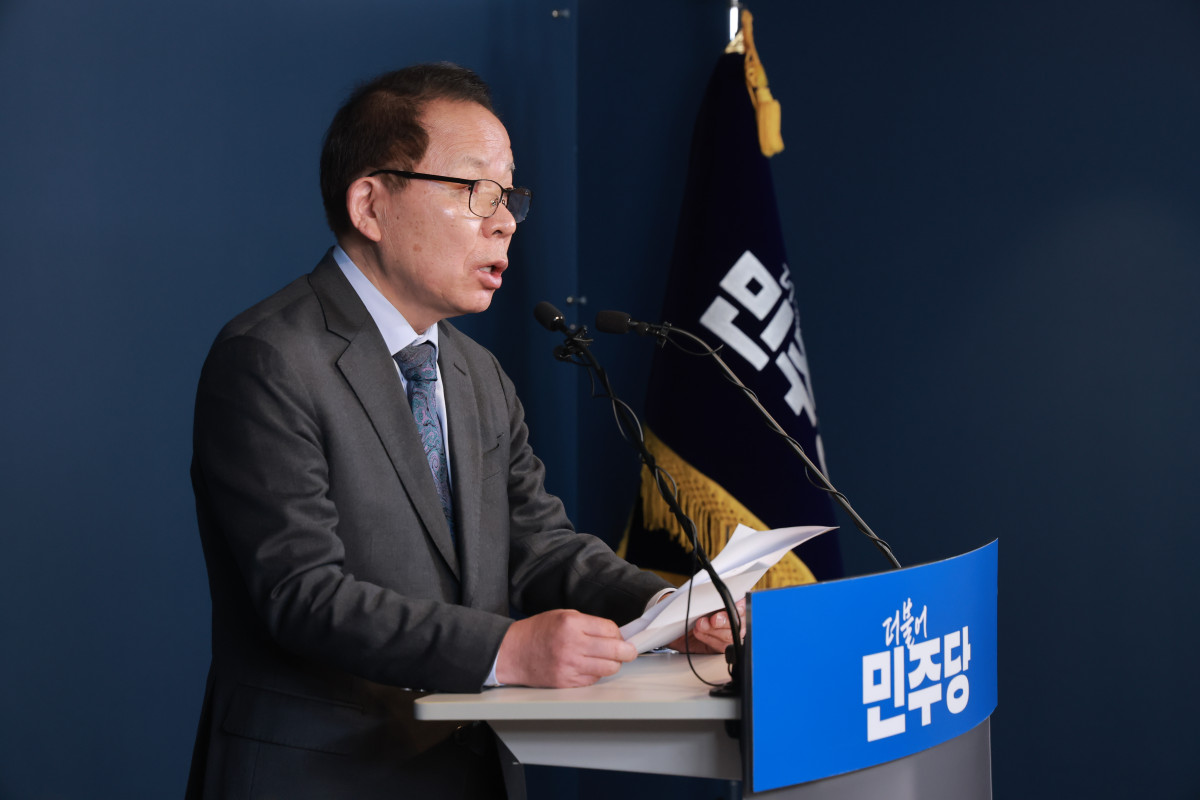 ▲김이수 더불어민주당 공천관리위원장이 13일 서울 영등포구 여의도 중앙당사에서 6·3 지방선거 충북지사 후보를 경선을 통해 정하기로 했음을 알리고 있다. 사진=연합뉴스