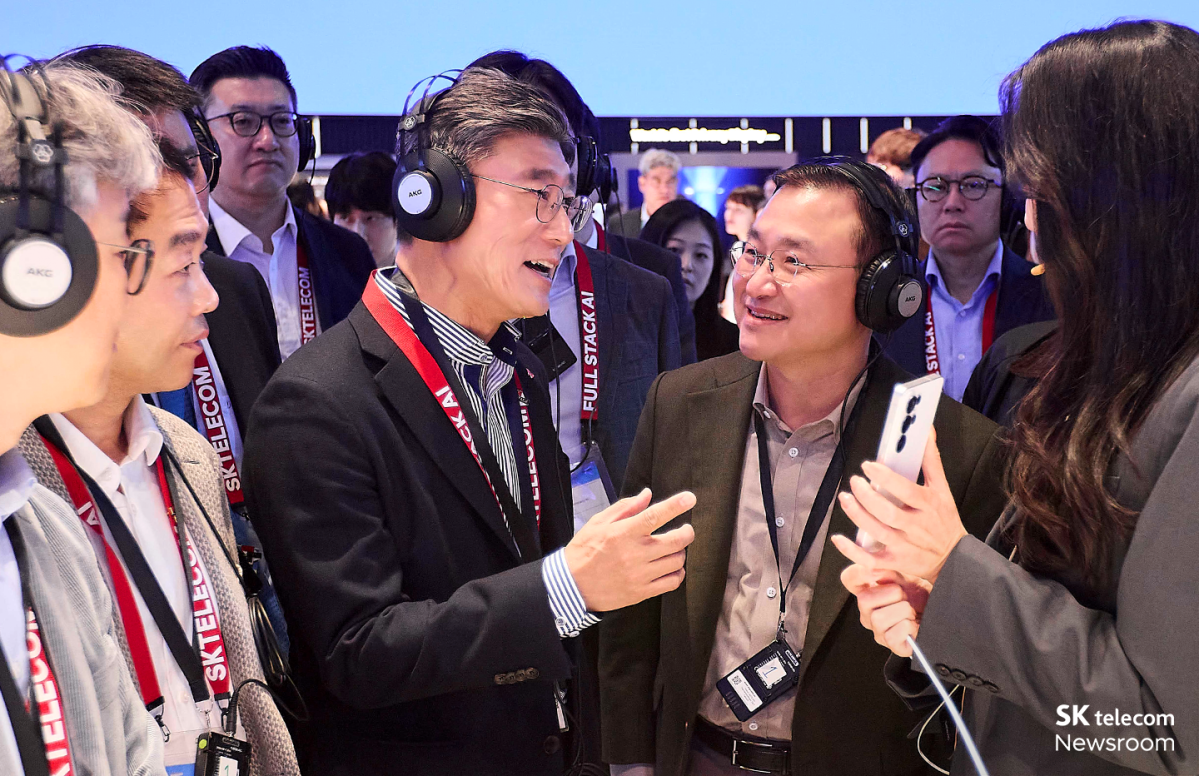 ▲정재헌 SKT CEO(왼쪽)과 노태문 삼성전자 사장이 MWC26 삼성전자 부스에서 제품을 체험하고 있다. (사진제공=SK텔레콤)