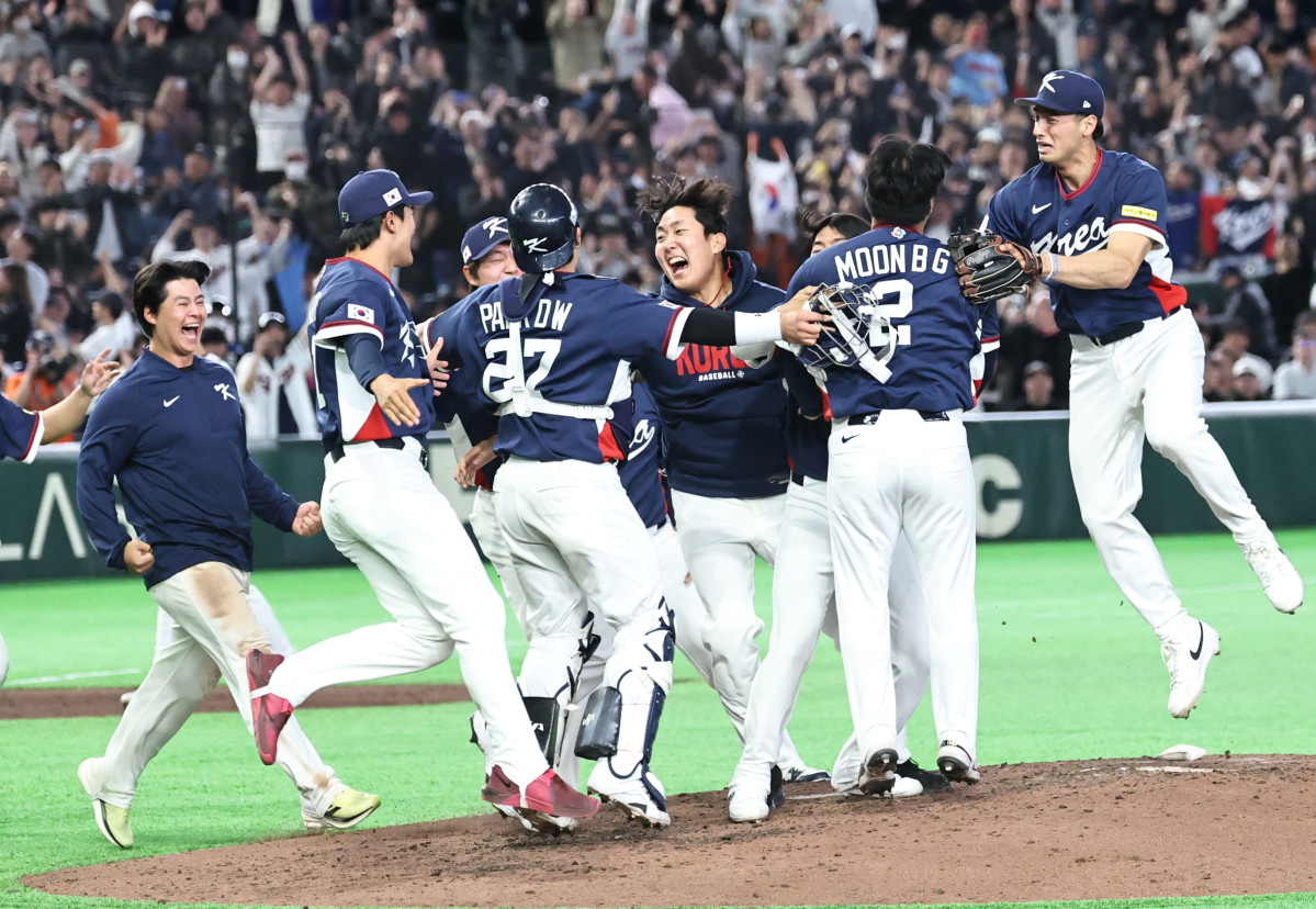 ▲9일 일본 도쿄돔에서 열린 2026 월드베이스볼클래식(WBC) C조 조별리그 최종전 대한민국과 호주의 경기. 호주를 꺾고 8강 진출을 확정한 한국 대표팀이 기뻐하고 있다. (연합뉴스)