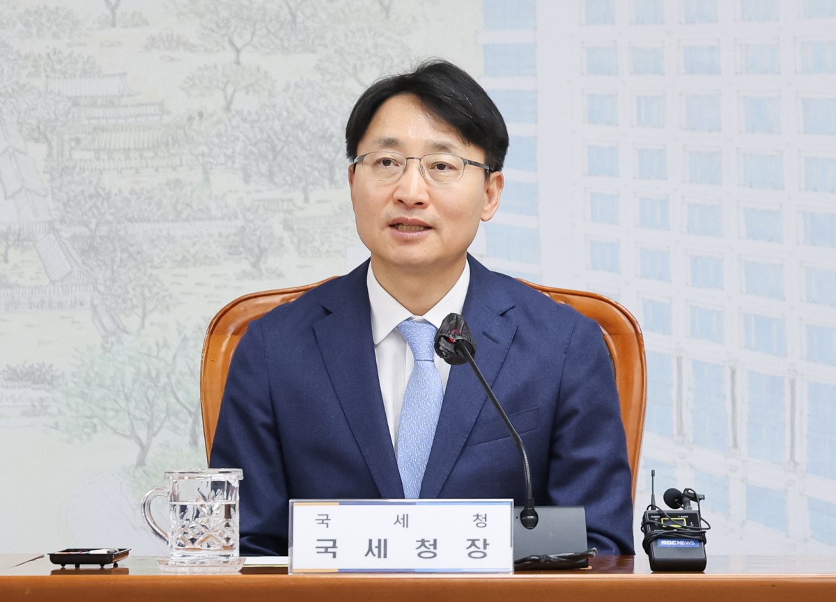 ▲임광현 국세청장이 13일 전국 지방국세청장 회의를 열고 석유 최고가격제와 매점매석 대응을 위한 현장점검 계획을 확인하고 있다. (사진제공=국세청)