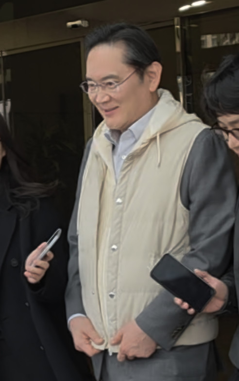 ▲유럽 출장 일정을 마친 이재용 삼성전자 회장이 13일 서울 강서구 서울김포비즈니스항공센터(SGBAC)를 통해 귀국하고 있다. (손희정 기자 sonhj1220@)
