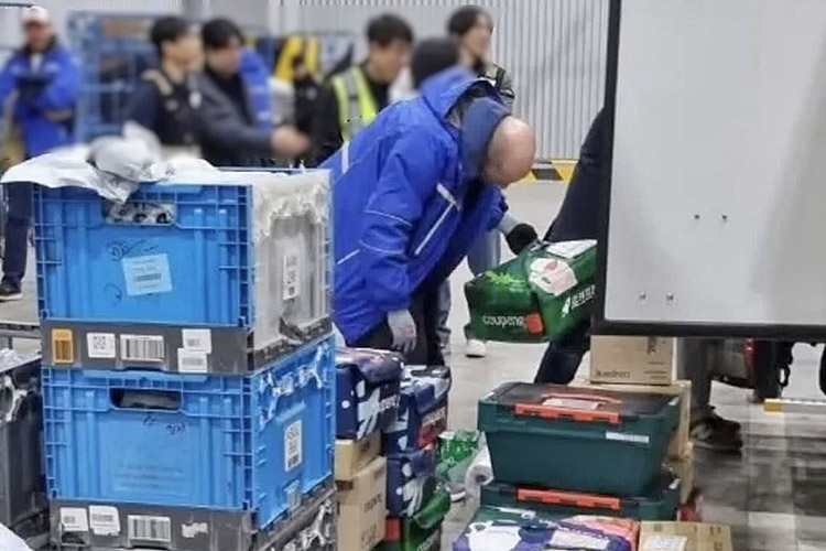 ▲새벽배송 현장 찾은 로저스 쿠팡 대표. (인터넷 커뮤니티 캡처)