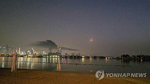 ▲지난달 28일 두바이 해변가 치솟은 화염. (로이터/연합뉴스)
