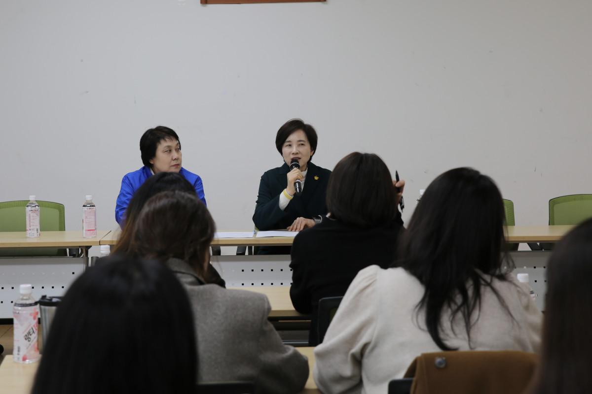 ▲유은혜 경기도교육감 예비후보(오른쪽, 마이크를 든 이)가 12일 용인시 처인구 모현읍 고등학교 설립 문제 해결을 위한 간담회에서 학부모들의 질문에 직접 답하며 2028년 개교 목표와 300억원 미만 자체심사 활용 방안 등 현실적 해법을 제시하고 있다. (유은혜 예비후보 캠프)