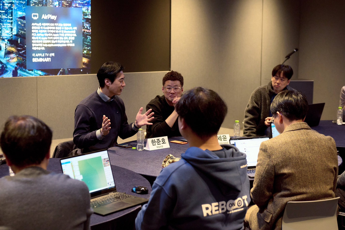 ▲한준호 국회의원이 13일 판교에서 민주노총 화학섬유식품노조 IT위원회 대표자들과 원형 테이블에 마주 앉아 AI 시대 IT·게임 산업의 고용 불안과 노동 구조 문제를 놓고 간담회를 진행하고 있다. (한준호 국회의원 페이스북 캡쳐본)