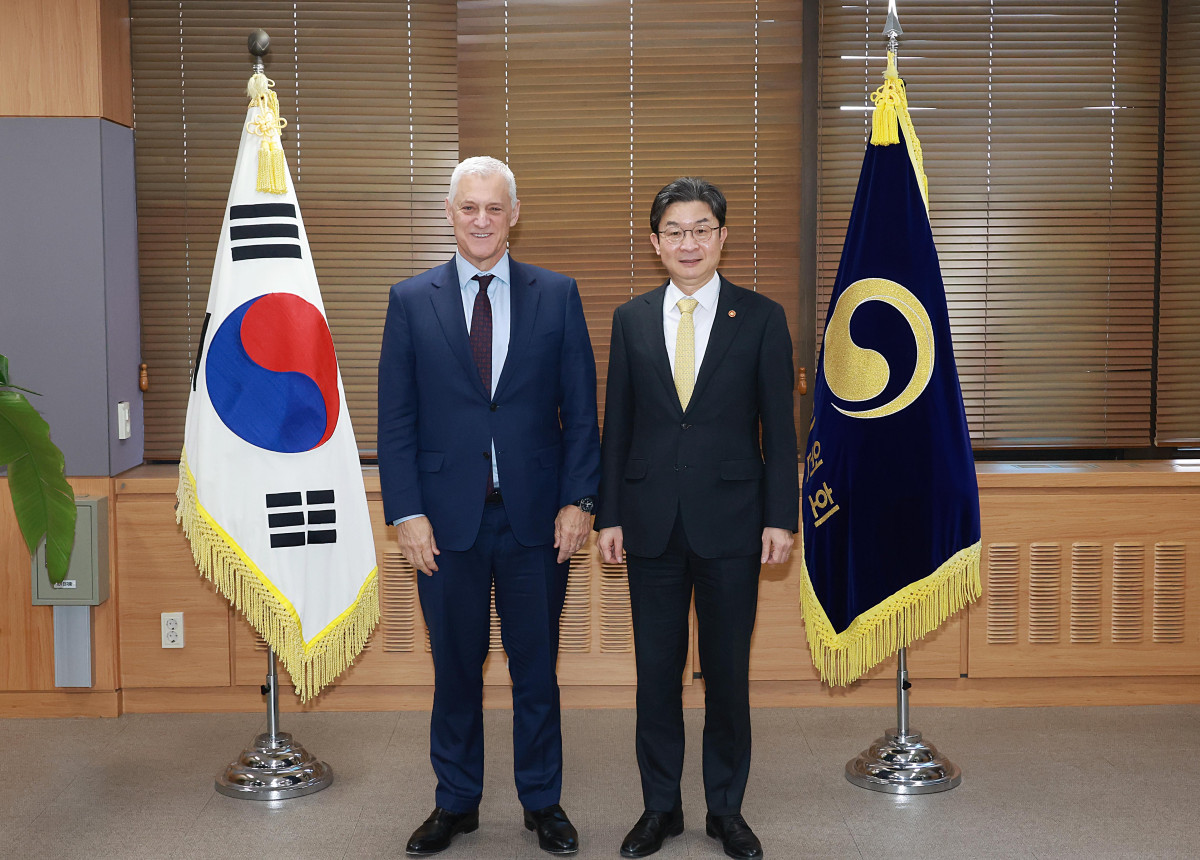 ▲이억원 금융위원장이 13일 오후 서울 종로구 정부서울청사에서 영국 SC그룹 글로벌 CEO 빌 윈터스(Bill Winters)와 면담을 갖고 (사진제공=금융위원장)