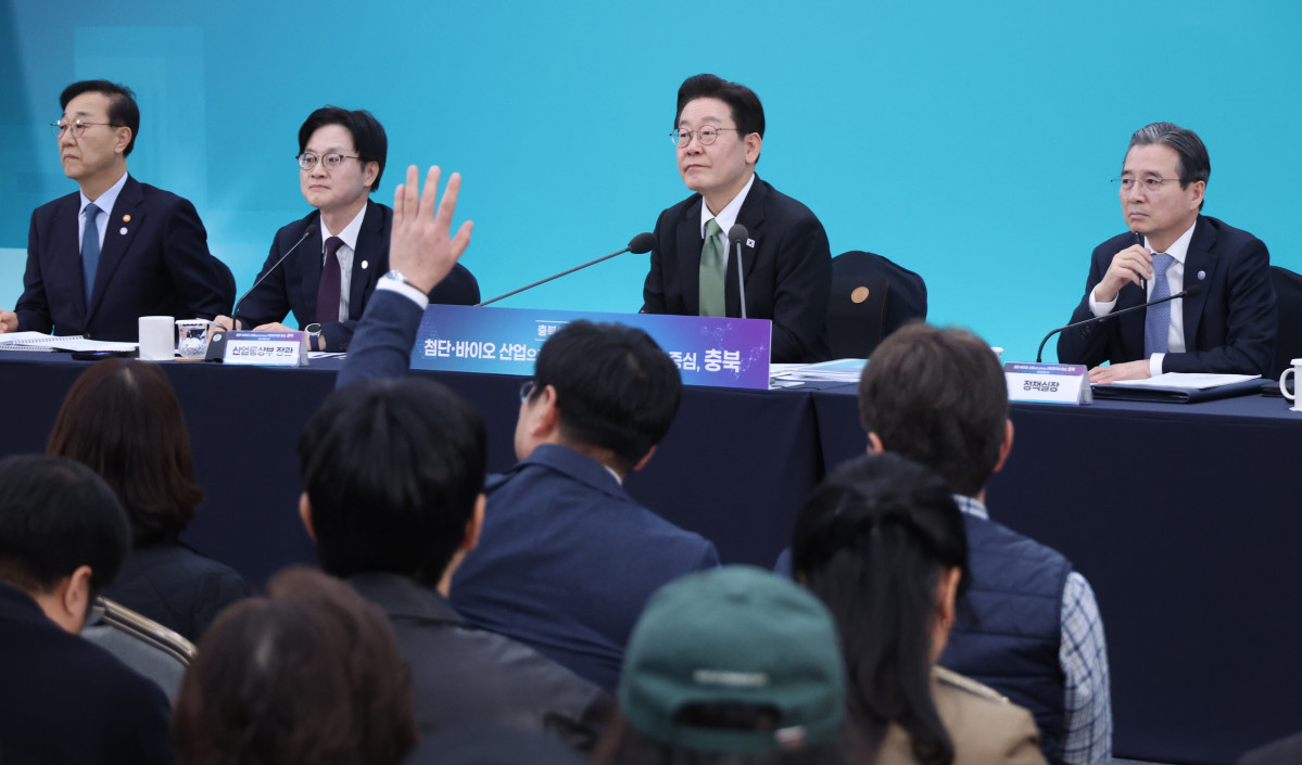 ▲이재명 대통령이 13일 충북 청주오스코에서 열린 '충북의 마음을 듣다' 타운홀미팅 간담회에서 참석자 질문을 받고 있다. 사진=연합뉴스
