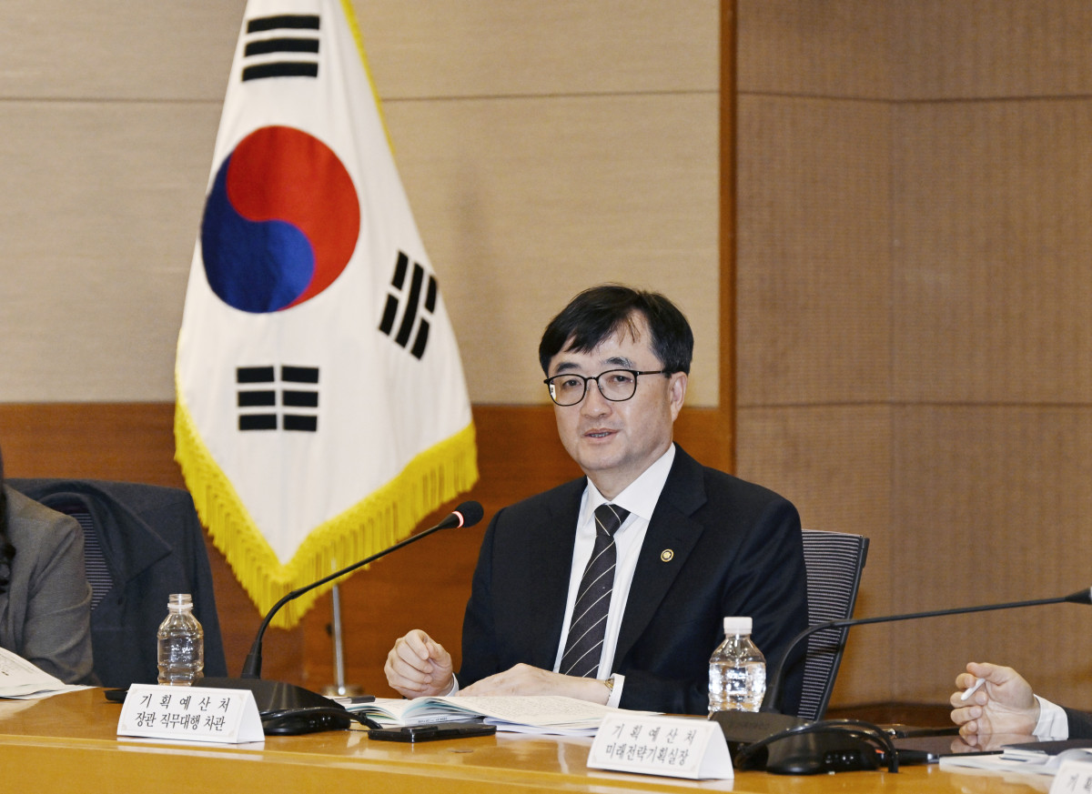 ▲임기근 기획예산처 장관 직무대행 차관이 13일 오후 서울 서초구 서울지방조달청에서 열린 '재정구조 혁신 전담반 4차 점검회의'를 주재, 모두발언을 하고 있다. (사진제공=기획예산처)