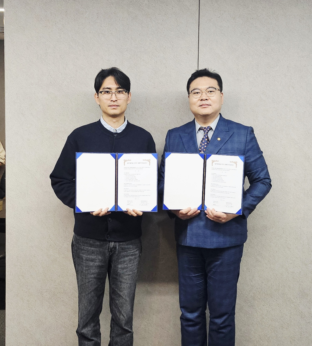 ▲백준선 서치독 대표(왼쪽)과 최기일 한국방위산업연구소 소장(오른쪽)이 13일 MOU 체결 후 기념사진을 촬영하고 있다. (사진= 한국방위산업연구소)