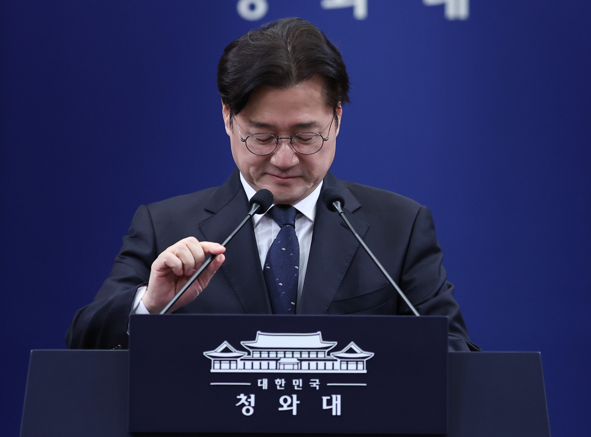 ▲홍익표 정무수석이 청와대 춘추관에서 브리핑하기 전 마이크 위치를 조정하고 있다. (연합뉴스)