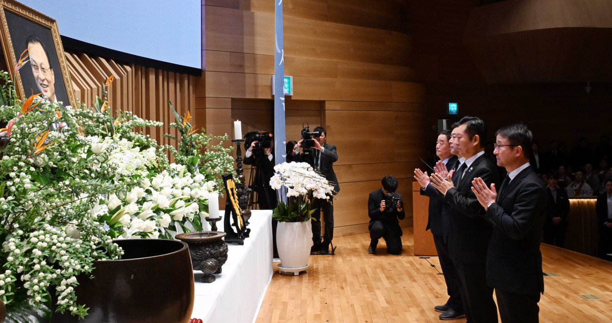 ▲<YONHAP PHOTO-3822> 고 이해찬 전 총리 49재    (서울=연합뉴스) 한상균 기자 = 더불어민주당 정청래 대표와 한병도 원내대표가 14일 서울 동작구 원불교 소태산기념관에 열린 고 이해찬 전 국무총리 49재에서 분향 후 합장하고 있다. 2026.3.14 [청와대사진기자단]    xyz@yna.co.kr/2026-03-14 11:23:39/<저작권자 ⓒ 1980-2026 ㈜연합뉴스. 무단 전재 재배포 금지, AI 학습 및 활용 금지> (연합뉴스)