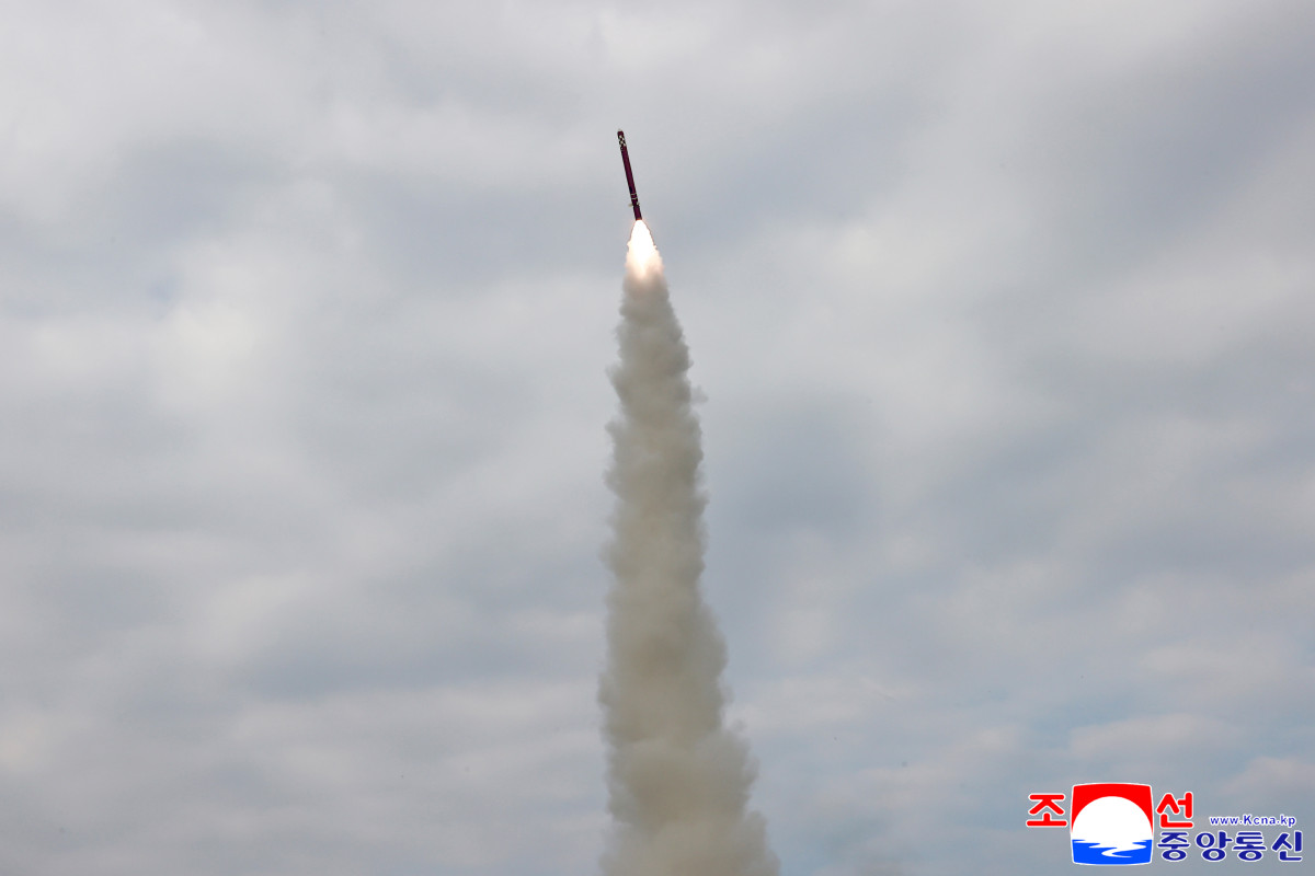 ▲<YONHAP PHOTO-2118> 북한, 어제 서해서 함대지 순항미사일 시험발사    (평양 조선중앙통신=연합뉴스) 북한 미사일총국은 28일 서해 해상에서 해상 대 지상(함대지) 전략순항미사일 시험 발사를 진행했다고 조선중앙통신이 29일 보도했다. 통신은 "함상 발사용으로 개량된 순항미사일들은 수직발사되어 서해 해상 상공의 설정된 궤도를 따라 7천800여s(초) 간 비행하여 표적을 소멸하였다"고 밝혔다. 이날 시험발사는 박정천 당 중앙군사위원회 부위원장, 김정식 당 군수공업부 제1부부장, 장창하 미사일총국장, 해군 장비부사령관, 함상무기체계기사 등이 동반 참관했다.2025.10.29     [국내에서만 사용가능. 재배포 금지. For Use Only in the Republic of Korea. No Redistribution]    nkphoto@yna.co.kr/2025-10-29 06:46:17/<저작권자 ⓒ 1980-2025 ㈜연합뉴스. 무단 전재 재배포 금지, AI 학습 및 활용 금지> (연합뉴스)