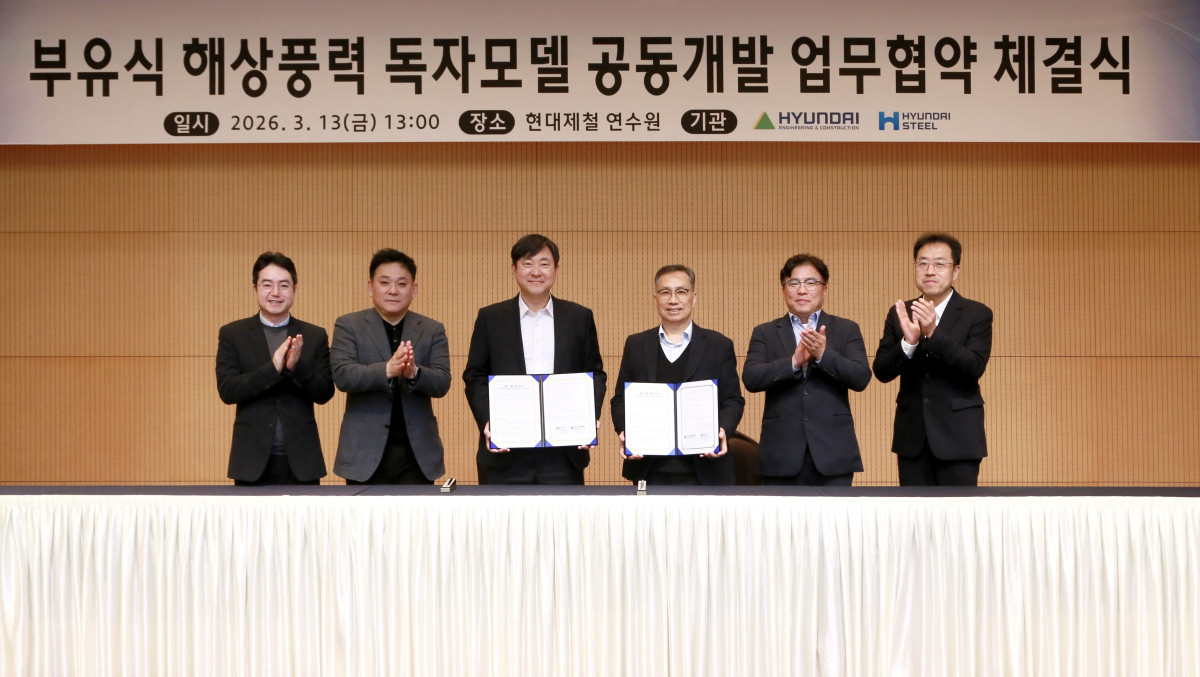 ▲김재영 현대건설 기술연구원장(중앙 왼쪽)과 정유동 현대제철 연구개발본부장 등 양사 주요 관계자들이 ‘부유식 해상풍력 독자모델 공동개발 업무협약 체결식’ 기념 촬영을 하고 있다. (사진제공=현대건설)