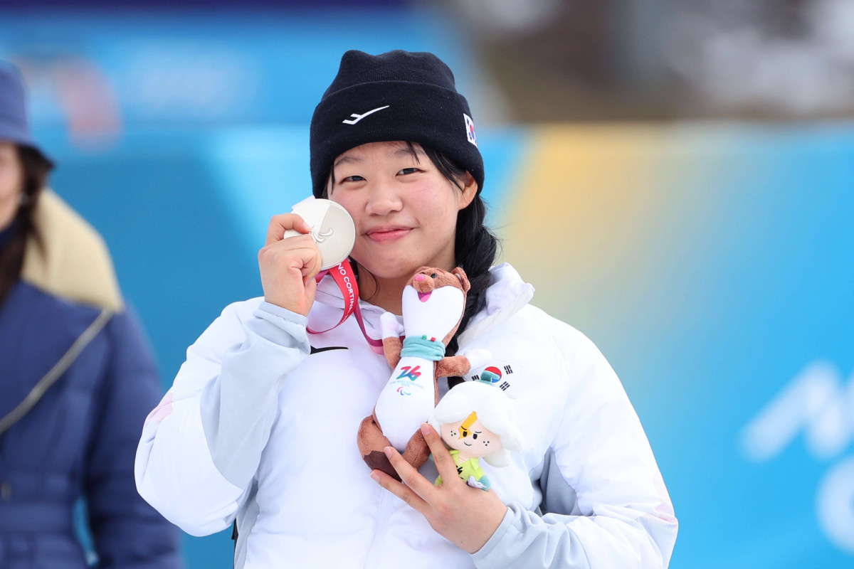 ▲<YONHAP PHOTO-0668> '19세 철인' 김윤지, 또 은빛 질주    (서울=연합뉴스) 13일(현지시간) 이탈리아 테세로 크로스컨트리 스타디움에서 열린 2026 밀라노·코르티나담페초 동계 패럴림픽 바이애슬론 여자 스프린트 추적 좌식 결선 시상식에서 김윤지가 은메달을 목에 걸고 포즈를 취하고 있다. 2026.3.14 [대한장애인체육회 제공. 재판매 및 DB 금지]     photo@yna.co.kr/2026-03-14 04:31:42/<저작권자 ⓒ 1980-2026 ㈜연합뉴스. 무단 전재 재배포 금지, AI 학습 및 활용 금지> (연합뉴스)