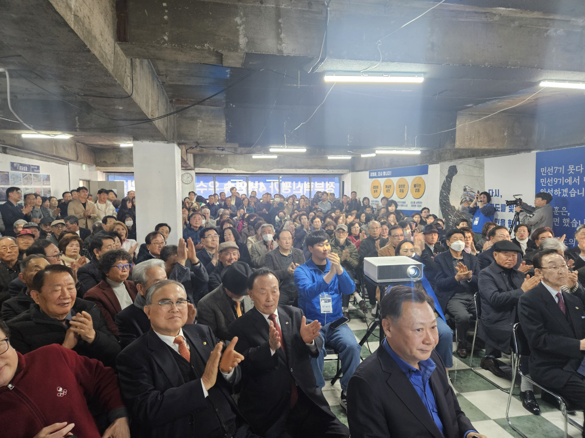▲김철훈 예비후보 개소식에 운집한 지지자 및 당원들 (서영인 기자 hihiro@)