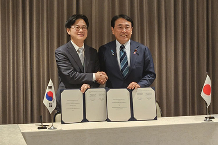▲김정관 산업통상부 장관과 아카자와 료세이 일본 경제산업상이 14일 도쿄 힐튼호텔에서 열린 '제1차 인도태평양 에너지안보 장관회의'를 계기로 양자회담을 열고 '한일 공급망 파트너십'을 체결했다. (연합뉴스)