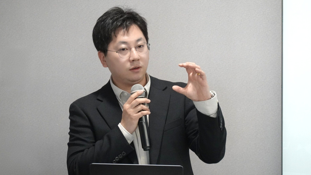 ▲12일 권혁 KISA AI정보보호팀장이 국가 망 보안체계(N2SF) 실증 사례 및 추진 계획에 대해 발표하고 있다. (사진제공=KISA)