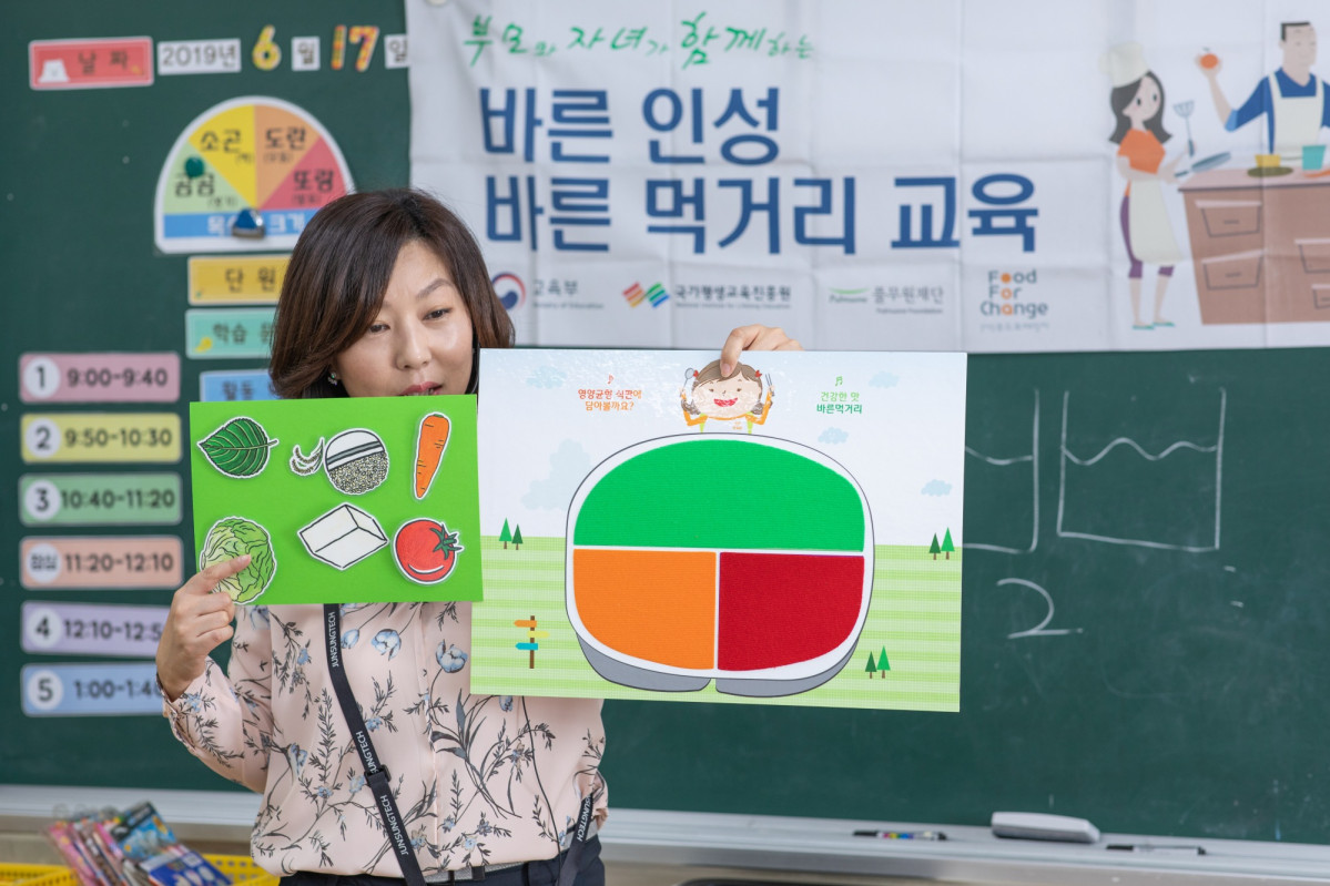 ▲풀무원재단의 '어린이 바른먹거리 교육'에서 강사가 학생들에게 바른먹거리 교육을 진행하고 있다. (사진제공=풀무원)