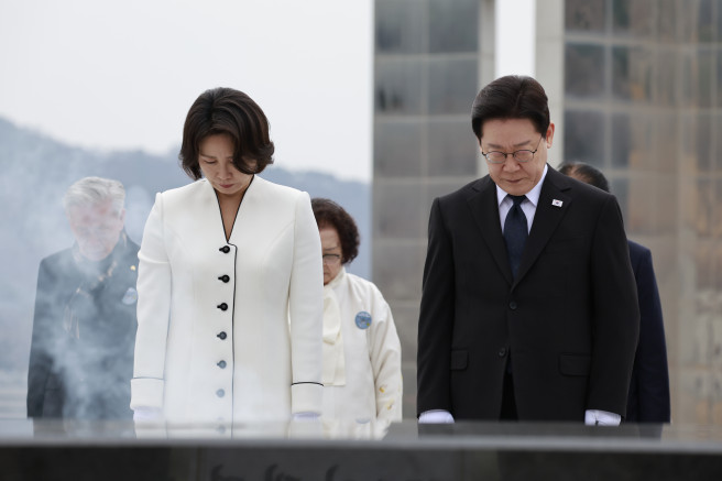▲이재명 대통령과 김혜경 여사가 15일 경남 창원시 마산회원구 국립 3·15 민주 묘지에서 분향 후 묵념하고 있다. (연합뉴스)