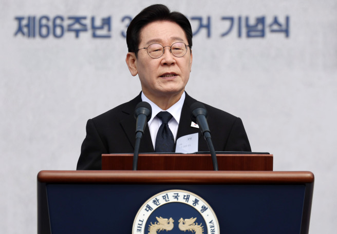 ▲이재명 대통령이 15일 경남 창원시 마산회원구 국립 3·15 민주 묘지에서 열린 제66주년 3·15의거 기념식에서 기념사를 하고 있다. (연합뉴스)