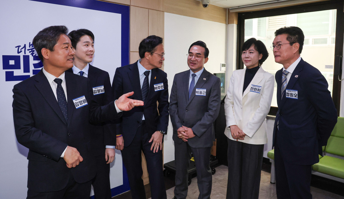 ▲2월 23일 오전 서울 영등포구 더불어민주당 당사에서 열린 중앙당공천관리위원회 2차 회의 및 광역단체장 후보자 면접에서 서울시장 후보들이 대기하며 대화를 나누고 있다. (사진=뉴시스)