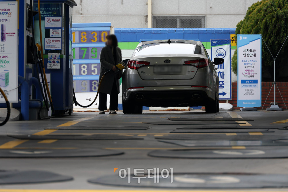 ▲전국 평균 주유소 기름값이 하락세를 이어가고 있다. 석유 최고가격제 시행 첫 주말인 15일 서울의 한 주유소에서 시민들이 주유를 하고 있다. 유가정보시스템 오피넷에 따르면 이날 오전 10시 25분 기준 전국 주유소 평균 휘발유 가격은 리터(ℓ)당 1842.1원으로 전날보다 3.2원 내렸고, 경유 가격도 1843.5원으로 4.5원 하락했다. 고이란 기자 photoeran@