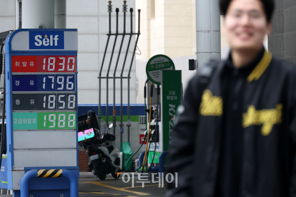 ▲전국 평균 주유소 기름값이 하락세를 이어가고 있다. 석유 최고가격제 시행 첫 주말인 15일 서울의 한 주유소에서 시민들이 주유를 하고 있다. 유가정보시스템 오피넷에 따르면 이날 오전 10시 25분 기준 전국 주유소 평균 휘발유 가격은 리터(ℓ)당 1842.1원으로 전날보다 3.2원 내렸고, 경유 가격도 1843.5원으로 4.5원 하락했다. 고이란 기자 photoeran@