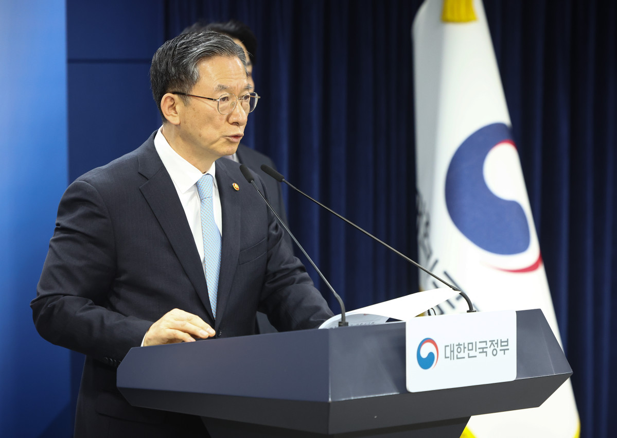 ▲정성호 법무부 장관이 14일 오후 서울 종로구 정부서울청사에서 스위스의 승강기 업체 쉰들러가 제기한 3200억원대 소송의 국제투자분쟁 해결 절차(ISDS) 승소 관련 브리핑을 하고 있다. (뉴시스)