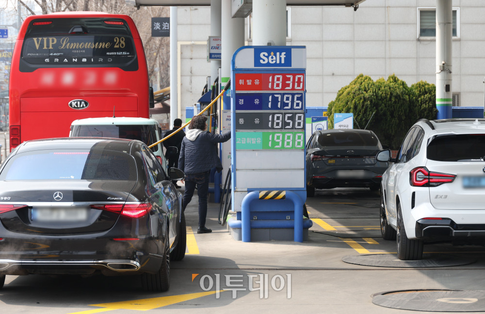 ▲전국 평균 주유소 기름값이 하락세를 이어가고 있다. 석유 최고가격제 시행 첫 주말인 15일 서울의 한 주유소에서 시민들이 주유를 하고 있다. 유가정보시스템 오피넷에 따르면 이날 오전 10시 25분 기준 전국 주유소 평균 휘발유 가격은 리터(ℓ)당 1842.1원으로 전날보다 3.2원 내렸고, 경유 가격도 1843.5원으로 4.5원 하락했다. 고이란 기자 photoeran@