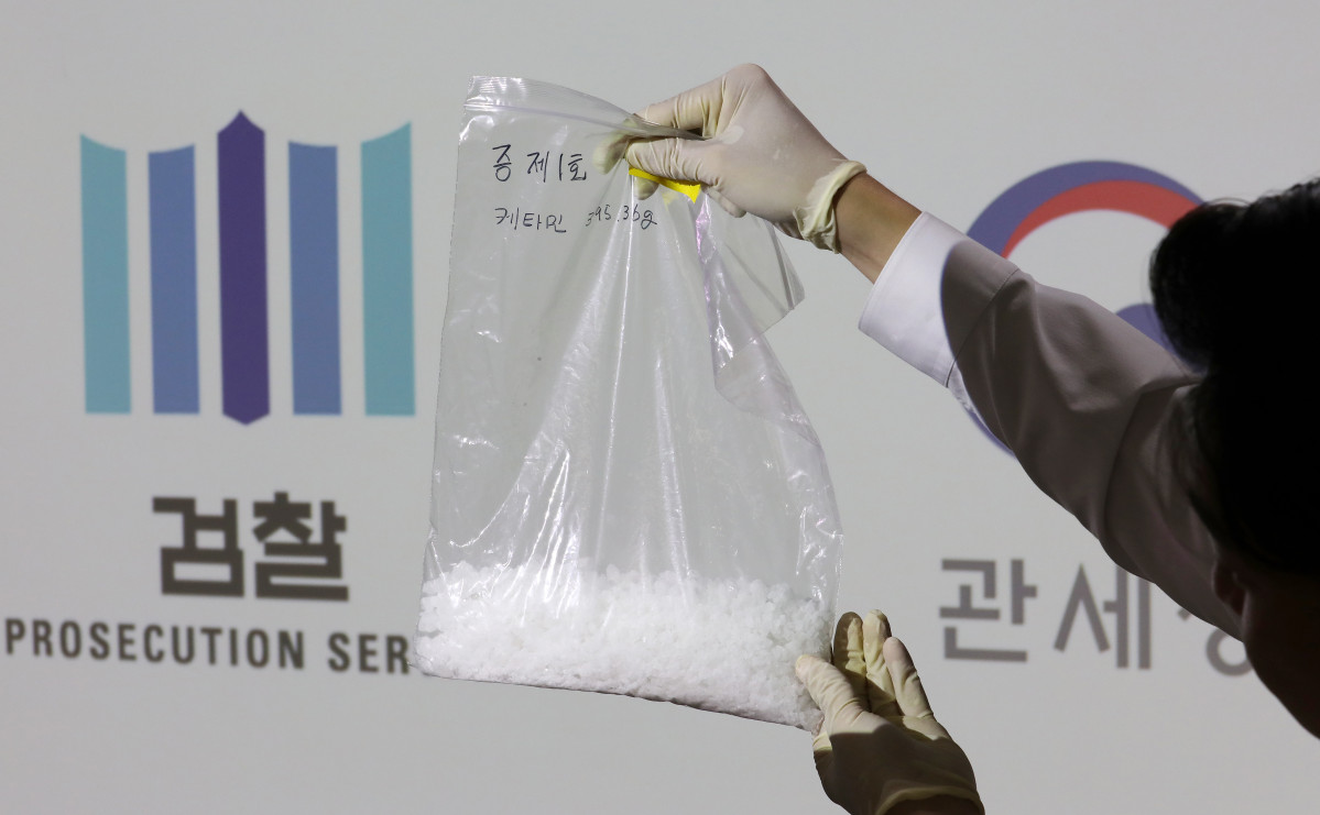 ▲2023년 8월 30일 인천 미추홀구 인천지방검찰청에서 열린 검찰, 인천공항본부세관 마약 적발 합동수사 관련 브리핑에서 검찰 직원이 압수한 마약류를 공개하고 있다. (뉴시스)