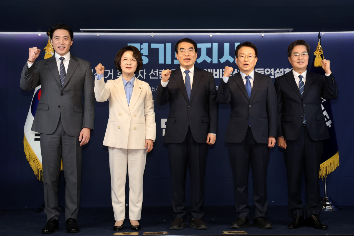 ▲15일 서울 영등포구 더불어민주당 당사에서 열린 더불어민주당 경기도지사 예비경선 합동연설회에서 예비후보들이 기념사진을 찍고 있다. 왼쪽부터 한준호 의원, 추미애 의원, 양기대 전 의원, 권칠승 의원, 김동연 경기도지사. (공동취재)