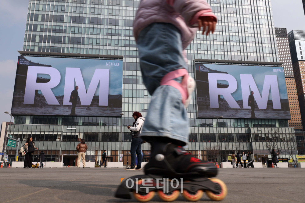 ▲방탄소년단(BTS) 컴백 공연을 앞두고 15일 서울 광화문광장 전광판에 홍보 영상이 나오고 있다. 경찰과 서울시는 21일 약 26만 명이 몰릴 것으로 보고, 인파 밀집 사고 예방을 위해 주변 빌딩 31곳에 대한 출입 통제 등 안전 관리에 나설 예정이다. 고이란 기자 photoeran@